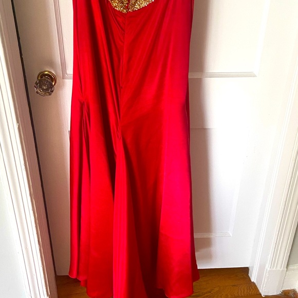 Beautiful red gown with gold trim and open back - Picture 4 of 7
